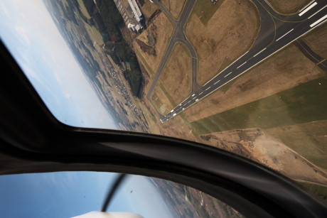 Das ist jetzt nicht gerade ein Landeanflug nach Schulbuch: Horizontale Fluglagen finden die Piloten, die derzeit über der Lipper Höhe trainieren, langweilig. (Foto: Sven Vollert)