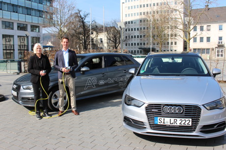 Dezernentin Helge Klinkert und Landrat Andreas Müller freuen sich über die beiden CO2-sparenden Dienstfahrzeuge, die der Kreisverwaltung jetzt zur Verfügung stehen. (Foto: Kreis)