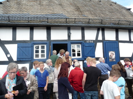 Die Kreisbewertungskommission blickt in den Backes von Holzhausen. (Foto: Kreis)