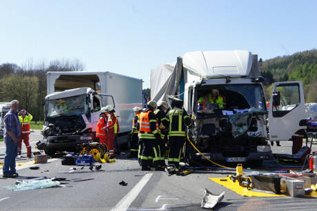 2015-04-20_Siegen_A45_Richtung_Frankfurt_VUP_3Lkw_1Pkw_Foto_Hercher_1