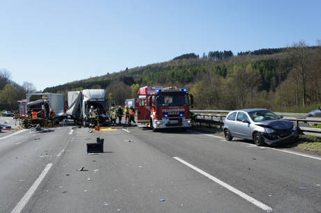 2015-04-20_Siegen_A45_Richtung_Frankfurt_VUP_3Lkw_1Pkw_Foto_Hercher_10