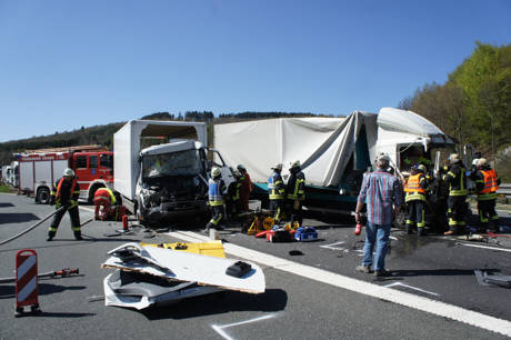 2015-04-20_Siegen_A45_Richtung_Frankfurt_VUP_3Lkw_1Pkw_Foto_Hercher_2