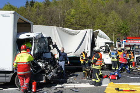 2015-04-20_Siegen_A45_Richtung_Frankfurt_VUP_3Lkw_1Pkw_Foto_Hercher_3
