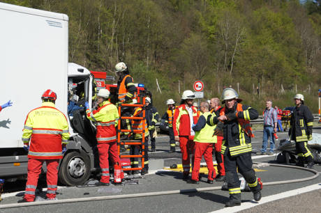 2015-04-20_Siegen_A45_Richtung_Frankfurt_VUP_3Lkw_1Pkw_Foto_Hercher_4