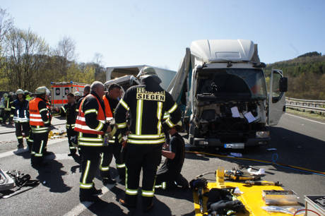 2015-04-20_Siegen_A45_Richtung_Frankfurt_VUP_3Lkw_1Pkw_Foto_Hercher_5