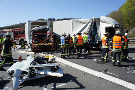 2015-04-20_Siegen_A45_Richtung_Frankfurt_VUP_3Lkw_1Pkw_Foto_Hercher_6