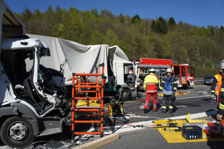 2015-04-20_Siegen_A45_Richtung_Frankfurt_VUP_3Lkw_1Pkw_Foto_Hercher_7