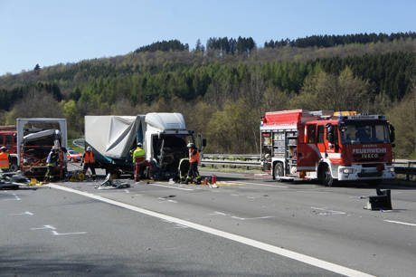 2015-04-20_Siegen_A45_Richtung_Frankfurt_VUP_3Lkw_1Pkw_Foto_Hercher_8