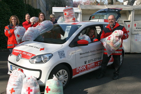 v.l.n.r.: Kreisrotkreuzleiterin Daniela Wißmann, DRK-Mitarbeiter Udo Sieker , Kreisjugendrotkreuzleiterin Melanie Graf, DRK-Mitarbeiterinnen Nadine Holdinghausen und Sigrun Köster sowie Einsatz- und Abteilungsleiter Bernd Günther bitten stellvertretend für die rund 1500 ehrenamtlich aktiven DRKler um möglichst viele Kleiderspenden, damit durch den Verkauf die DRK-Arbeit finanziert werden kann. (Foto: DRK-Kreisverband Siegen-Wittgenstein e.V.)