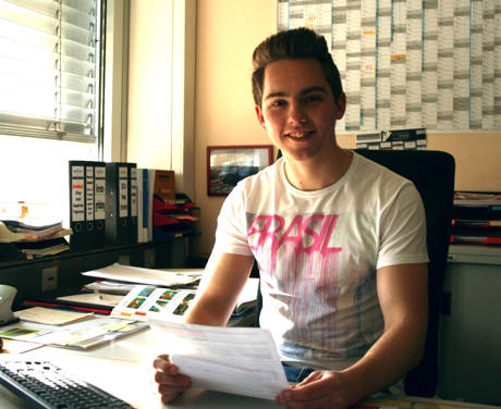 „Die Zeit bei der Gemeindeverwaltung hat mir Spaß gemacht und mich auch persönlich weitergebracht“, freut sich der aktuelle Gemeinde-Bufdi Denis Trybanski. (Foto: Gemeinde)