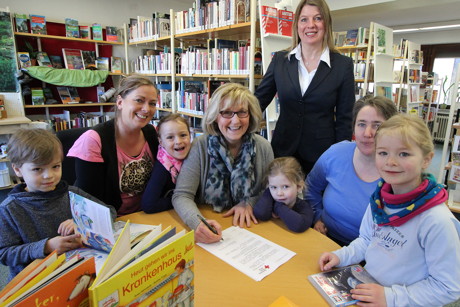Gemeinsam unterwegs in Sachen Leseförderung: Das DRK-Familienzentrum Galileo Dielfen, vertreten durch Miriam Brombach-Vitt und Gabriele Oster, und die Wilnsdorfer Bibliothek unter Leitung von Sabine Flecke sind eine Kooperation eingegangen (v.l.n.r.). Bürgermeisterin Christa Schuppler (hinten) unterstützt die Zusammenarbeit der beiden Einrichtungen. (Foto: Gemeinde)