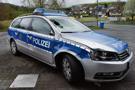 2015-04-25_Wilnsdorf_L722_Unfall_VU-Wild_Polizeiauto_gegen_Hirsch_Foto_Hercher_01