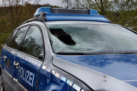 2015-04-25_Wilnsdorf_L722_Unfall_VU-Wild_Polizeiauto_gegen_Hirsch_Foto_Hercher_02