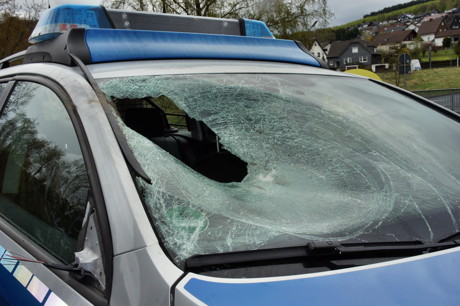 2015-04-25_Wilnsdorf_L722_Unfall_VU-Wild_Polizeiauto_gegen_Hirsch_Foto_Hercher_05