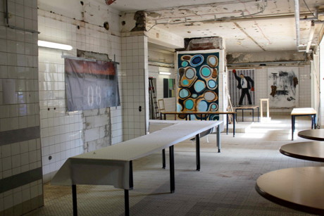 Im Keller des ehemaligen Kreisklinikums war zuvor die Küche zu finden. Hier sind nun bis zum 9. Mai Kunstwerke ausgestellt.