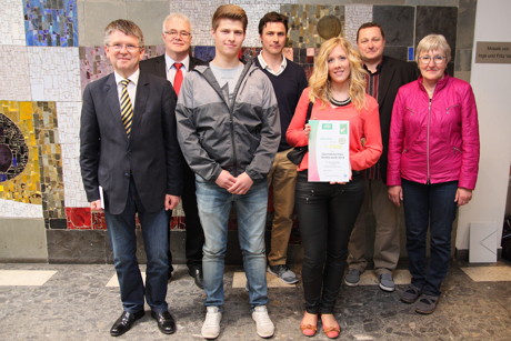 Schulleiter Karl-Heinz Bremer, Martin Büdenbender von der AOK, Sportlehrer Adrian Haasner, Holger Bald vom Kreissportbund und Sylvia Göke vom Schulamt des Kreises Siegen Wittgenstein gratulierten stellvertretend Josua Steuhl und Catharina Feld für das Sportabzeichen. (Foto: Berufskolleg)