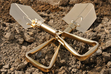 Besondere Baumaßnahmen erfordern besondere Werkzeuge! Und so gab es goldene Klappspaten für den Kommandeur, Oberstleutnant Lars Hoffmann und den Leiter des Lehr- und Verfahrenszentrums, Oberstleutnant Lars Gehlhaar. (Foto: Daniel Heinen)