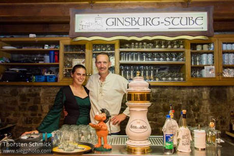 Seit August 2013 sorgen Claudia und Jörg Bülow für die Gastfreundschaft in der Ginsburgstube, nahe dem Hilchenbacher Wahrzeichen der Ginsburg. (Foto: Torsten Schmick)