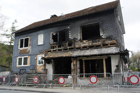 Das völlig ausgebrannte Haus im Siegener Ortsteil Trupbach.