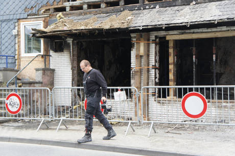 2015-04-30_Siegen-Trupbach_Wohnhausbrand_Brandermittler_vor_Ort_Foto_Hercher_2