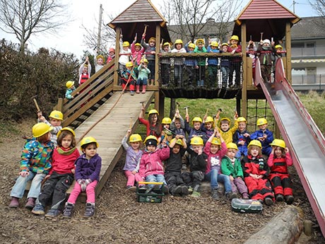 Mit Hammer, Helm, Schutzausrüstung und Blaumann zum Gruppenfoto. Die Kindergartenkinder in Würgendorf.