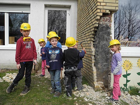 Mit Hammer und Schutzausrüstung legten die Kinder des Kindergartens Würgendorf schon los und läuteten den Abbruch des Gebäudes ein. Foto: Gemeinde Burbach