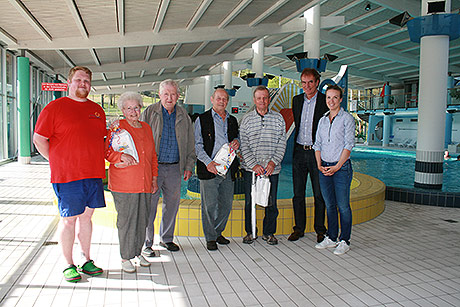 Bademeister Matthias Späth (links), die Bäderbeauftragte Sandra Wollin (rechts) und der Geschäftsführer des Familienbades Wolfgang Weber (2. v. r.) gratulierten den Badgästen aus Neunkirchen, Herdorf und Wilsdorf, Dieter Hommerich (3. v. r.), Georg Düber (2. v. r.) und dem Ehepaar Vitt. | Foto: Stadt Neunkirchen