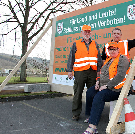 Weg mit den Verboten fordert ein Aktionsbündnis aus zehn Verbänden. Mit den Plakatwänden – wie hier vom Hegering am Netphener Ortseingang platziert – wollen Waldbesitzer, Landwirte, Angler und Jäger die Landespolitik zu einem vernünftigen Jagdgesetz bewegen. | Foto: Hegering Netphen