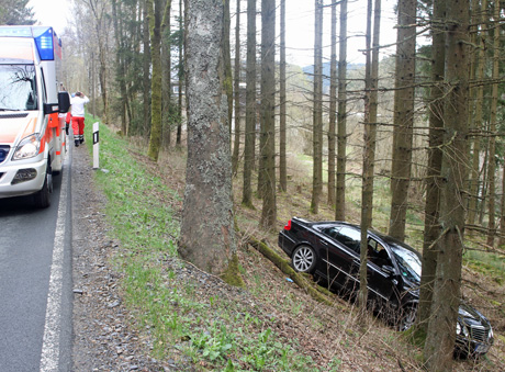 Der Pkw kam von der Fahrbahn und rutschte eine Böschung hinunter | Foto: wirSiegen.de