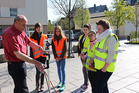 Die Kreismitarbeiter Reinhard Stratmann (links) und Melina Theiß (rechts) erklärten den Teilnehmerinnen des Girls‘ Days unter anderem die Grundlagen der Vermessungstechnik. | Foto: Kreis Siegen-Wittgenstein