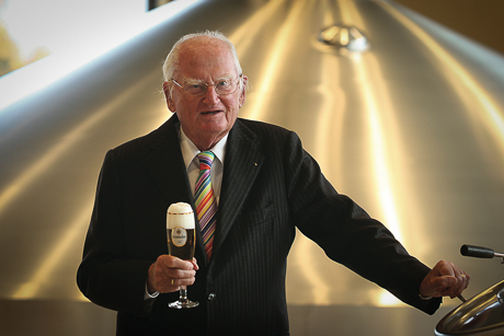 Dr. h.c. Friedrich Schadeberg, Seniorchef der Krombacher Brauerei, feiert am Tag des Deutschen Bieres seinen 95. Geburtstag.