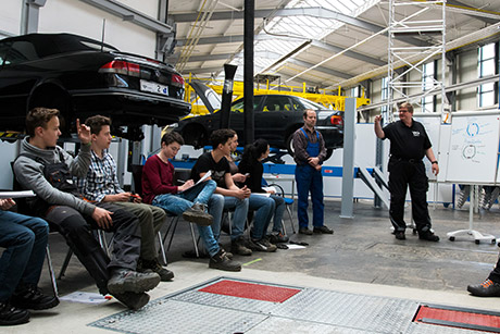 Prof. Dr. Bernd Dreher (r.) erklärte Schülerinnen und Schüler unter anderem die Funktionen von Trommel- und Scheibenbremsen | Foto: Uni Siegen