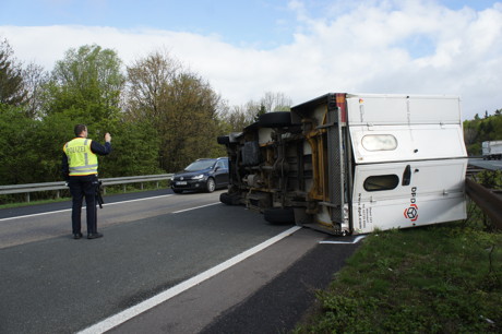 2015-05-04_A45_Wilnsdorf_Richtung_Haiger_VUP_Sprinter_umgekippt_Foto_Hercher_2