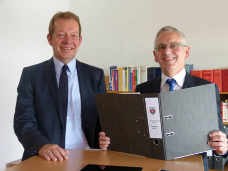 Bürgermeister Steffen Mues begrüßte Siegens neuen Kämmerer und Ersten Beigeordneten Wolfgang Cavelius (rechts) an dessen ersten Arbeitstag. (Foto: Stadt Siegen)