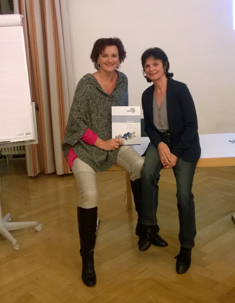Gleichstellungsbeauftragte der Gemeinde Burbach, Kerstin Stahl (li.) und Susanne Jud vom Institut Moment of Excellence (re.) bieten jetzt für alle Frauen das Seminar „Mentale Stärke“ an. (Foto: Gemeinde Burbach)