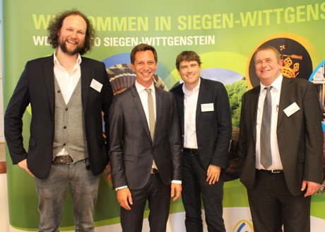 Zwei Impulsreferate zum Start der Erarbeitung des Regionalen Entwicklungskonzeptes für Siegen-Wittgenstein (v.l.): Prof. Dr. Dr. Björn Niehaves, Landrat Andreas Müller, Dr. Uwe Hunger und Michael Schäfer. (Foto: Kreis)