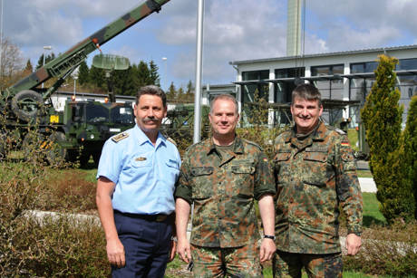 Freuen sich schon auf den Tag der offenen Tür, (v. r.) die Oberstleutnante Lars Gehlhaar und Lars Hoffmann sowie Oberstabsfeldwebel Peter Hanke. Im Hintergrund laufen bereits Aufbauarbeiten ersterer Exponate.