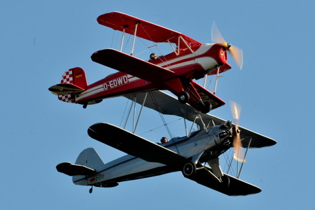 Komm‘ mir nicht zu nahe! An solche Anblicke wird man sich während des Oldie-Festivals auf und über der Lipper Höhe gewöhnen müssen. Eine Bücker 132 „Jungmann“ und der vermutlich weltweit älteste noch flugfähige „Stieglitz“ im Formationsflug. (Foto: Henning Leusch)
