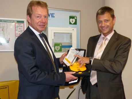 RWE-Kommunalbetreuer Peter Imhäuser stellte Bürgermeister Steffen Mues den neuen „Defi“ im Siegener KrönchenCentervor. (Foto: Stadt Siegen)