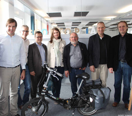 Arbeiteten im Workshop gemeinsam an Lösungen (v. l.): Dominik Eichbaum (Remonet, Stadt Siegen), Uwe Latsch (Invers), Michael Schramek (EcoLibro), Luise Jungs (Invers), Heinz Pukropski (Steuber Elektrotechnik), Prof. Dr. Gustav Bergmann (Projektleiter Remonet) und Jürgen Daub (Projektkoordinator). (Foto: Uni)