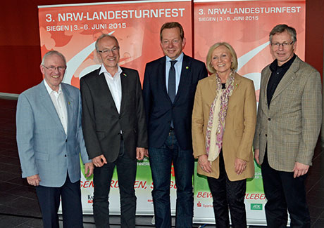 Die Vorfreude war beim gemeinsamen Pressetermin deutlich spürbar (von links): Hans-Joachim Dörrer (WTB), Ehrenfried Scheel (OK-Präsident), Steffen Mues (Bürgermeister Siegen), Babette Bammann (Sportdezernentin Siegen) und Richard Dohmen (RTB). – Foto: Kottmann