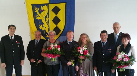 Die Geehrten mit Bürgermeister Ewers (2. v. r.) und Gemeindebrandinspektor Tobias Klein (li.) (Foto: Feuerwehr)