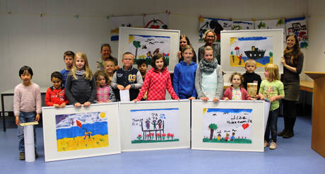 Stolz präsentieren die Kinder ihre bunten Werke, die jetzt im Weidenauer Rathaus ausgestellt werden. (Foto: Stadt Siegen)