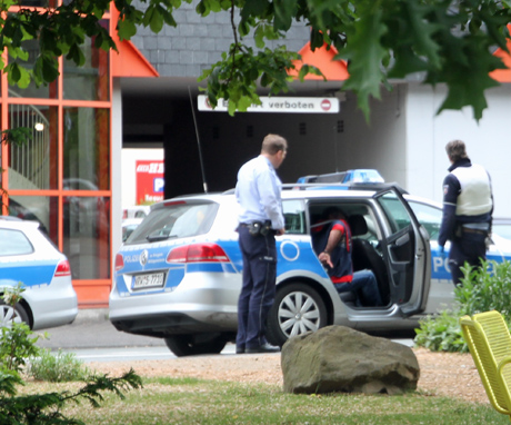 Nur wenige Minuten nach der Tat gelang es der Polizei den vermeintlichen Täter in der Emilienstraße zu verhaften.