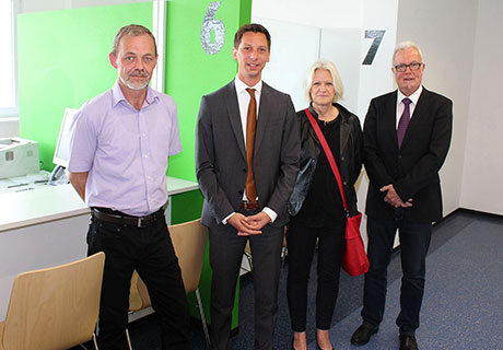 Landrat Andreas Müller (2.v.l.) und die zuständige Dezernentin Helge Klinkert besuchen die neue Ausländerbehörde des Kreises in der ehemaligen Salzmann-Schule in Bad Berleburg. Mit dabei der zuständige Fachgebietsleiter Martin Schreier (l.) und der 1. Beigeordnete der Stadt Bad Berleburg, Jürgen Weber.