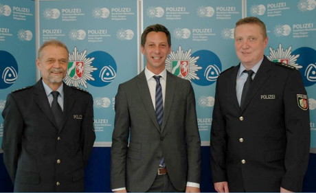 Neuer Wachleiter in Kreuztal: Peter Mähner (l.), Landrat Andreas Müller (Mitte), Michael Schneider (r.)