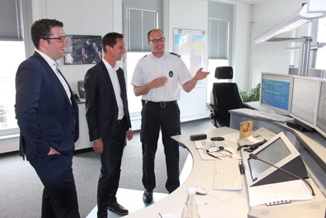 Am Arbeitsplatz eines Disponenten in der Kreisleitstelle: Thomas Jung (r.), Leiter der Kreisleitstelle, im Gespräch mit Markus Weber (l.) und Landrat Andreas Müller. (Foto: Kreis)