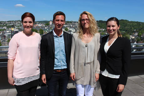 Landrat Andreas Müller und die Medizinstipendiatinnen des Kreises (v.l.): Tatjana Vogel, Sinja Friedrich und Nadine Romeikat. Deborah Kämpfer konnte an dem Empfang nicht teilnehmen. (Foto: Kreis)