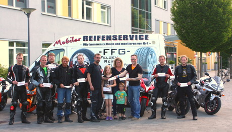 2015-06-05_Wilnsdorf_ffg-reifenDE_Motorradausfahrt_für_guten_Zweck_Spendenübergabe_Foto_privat