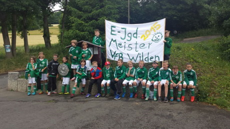 E-Jugendfußballer des VfB Wilden im Meisterziel. (Foto: Verein)